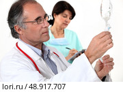 Preparing an IV drip. Стоковое фото, агентство Ingram Publishing / Фотобанк Лори