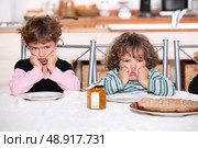 Kids pouting in the kitchen. Стоковое фото, агентство Ingram Publishing / Фотобанк Лори