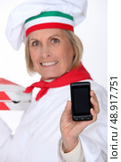 Cook showing phone. Стоковое фото, агентство Ingram Publishing / Фотобанк Лори