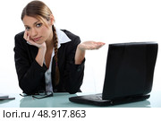 young businesswoman before laptop feeling weary. Стоковое фото, агентство Ingram Publishing / Фотобанк Лори