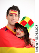 Couple supporting the Spanish football team. Стоковое фото, агентство Ingram Publishing / Фотобанк Лори