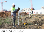 Surveyor on site with a laptop. Стоковое фото, агентство Ingram Publishing / Фотобанк Лори