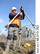 A land surveyor using an altometer. Стоковое фото, агентство Ingram Publishing / Фотобанк Лори