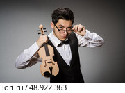 Funny violin player with fiddle. Стоковое фото, агентство Ingram Publishing / Фотобанк Лори