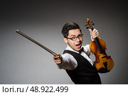 Funny violin player with fiddle. Стоковое фото, агентство Ingram Publishing / Фотобанк Лори