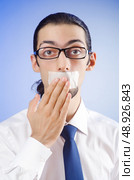 Businessman with his lips sealed. Стоковое фото, агентство Ingram Publishing / Фотобанк Лори