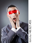 Businessman blinded by red tape. Стоковое фото, агентство Ingram Publishing / Фотобанк Лори
