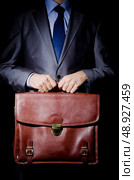 Business spy with briefcase. Стоковое фото, агентство Ingram Publishing / Фотобанк Лори