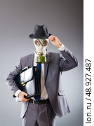 Businessman wearing gas mask. Стоковое фото, агентство Ingram Publishing / Фотобанк Лори