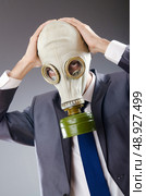 Businessman wearing gas mask. Стоковое фото, агентство Ingram Publishing / Фотобанк Лори
