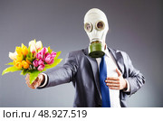 Businessman with gas mask and flowers. Стоковое фото, агентство Ingram Publishing / Фотобанк Лори