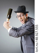 Businessman with bottle of champagne. Стоковое фото, агентство Ingram Publishing / Фотобанк Лори