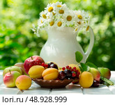 fresh fruits and berries on wooden table. Стоковое фото, агентство Ingram Publishing / Фотобанк Лори