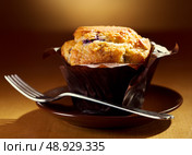 fresh muffin on a plate. Стоковое фото, агентство Ingram Publishing / Фотобанк Лори