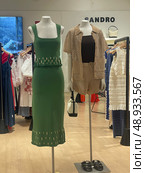 Sandro summer fashion display with green dress and crochet outfit. Редакционное фото, фотограф Данил Руденко / Фотобанк Лори