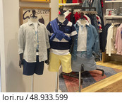 Hackett London children's fashion display with casual outfits. Редакционное фото, фотограф Данил Руденко / Фотобанк Лори
