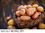 Свежий сырой картофель в плетеной корзине на деревянном фоне, крупный план. Стоковое фото, фотограф Ekaterina Smirnova / Фотобанк Лори