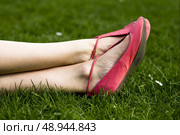 Young woman’s feet on the grass. Стоковое фото, агентство Ingram Publishing / Фотобанк Лори