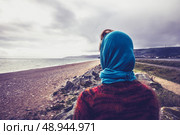 Young woman looking at the sea. Стоковое фото, агентство Ingram Publishing / Фотобанк Лори