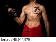 Athletic young man working out with dumbbell. Стоковое фото, агентство Ingram Publishing / Фотобанк Лори