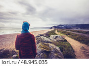 Young woman walking on the beach in autumn. Стоковое фото, агентство Ingram Publishing / Фотобанк Лори