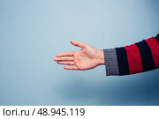 Man offering a handshake. Стоковое фото, агентство Ingram Publishing / Фотобанк Лори