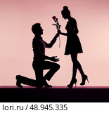 Young man proposing to his pretty girlfriend. Стоковое фото, агентство Ingram Publishing / Фотобанк Лори