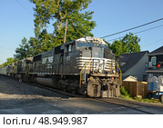 Norfolk Southern locomotive 1831 with horse logo on summer day. Wabash, Indiana, United States (2014 год). Редакционное фото, фотограф Валерия Попова / Фотобанк Лори