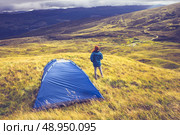 Young woman camping in the mountains. Стоковое фото, агентство Ingram Publishing / Фотобанк Лори