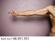 Athletic young man pointing. Стоковое фото, агентство Ingram Publishing / Фотобанк Лори