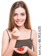 Cute girl eating a bunch of goji berries. Стоковое фото, агентство Ingram Publishing / Фотобанк Лори
