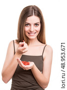 Cute girl eating a bunch of goji berries. Стоковое фото, агентство Ingram Publishing / Фотобанк Лори