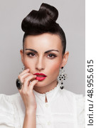 Close Up of vintage styling model with makeup and updo. accessories. Red lips. White lacy shirt. Стоковое фото, агентство Ingram Publishing / Фотобанк Лори