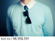A smartly dressed young man with a pair of sunglasses. Стоковое фото, агентство Ingram Publishing / Фотобанк Лори