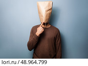young man with paper bag over his head. Стоковое фото, агентство Ingram Publishing / Фотобанк Лори
