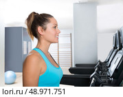 Gym treadmill women indoor exercise blue eyes girl smiling. Стоковое фото, агентство Ingram Publishing / Фотобанк Лори