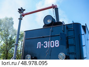 Осташков Тверская область Россия-25.08.2024. РЕТРОПОЕЗД «СЕЛИГЕР» БОЛОГОЕ – ОСТАШКОВ на паровой тяге. Тендер паровоза заправляют водой из гидроколонки через "хобот" и заправочный люк на железнодорожной станции Осташков. Ostashkov Tver region, Russia-08/25/2024. RETROPOEZD "SELIGER" BOLOGOE – OSTASHKOV on steam traction. The locomotive's tender is filled with water from a hydraulic column through a "trunk" and a filling hatch at the Ostashkov railway station. Редакционное фото, фотограф Мария / Фотобанк Лори