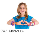 Loom rubber bands bracelets blond kid girl heart shape fingers gesture on white. Стоковое фото, агентство Ingram Publishing / Фотобанк Лори