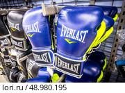 В магазине продаются боксерские перчатки Everlast. Редакционное фото, фотограф FotograFF / Фотобанк Лори