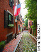 Acorn street Beacon Hill cobblestone Boston in Massachusetts USA. Стоковое фото, агентство Ingram Publishing / Фотобанк Лори