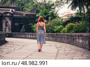 A young caucasian woman is walking in Manila. Стоковое фото, агентство Ingram Publishing / Фотобанк Лори