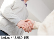 handshake of woman and man hands. Стоковое фото, агентство Ingram Publishing / Фотобанк Лори