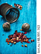 dried fragrant tea leaves on wooden turquoise background.Shallow DOF. tea brew. Стоковое фото, агентство Ingram Publishing / Фотобанк Лори