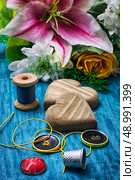 sewing accessories with a bouquet of fresh flowers on turquoise background. Стоковое фото, агентство Ingram Publishing / Фотобанк Лори