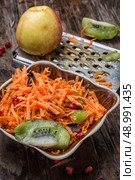 process of rubbing fragrant ripe fruit and carrots fruit salad. cooking fruit salad. Стоковое фото, агентство Ingram Publishing / Фотобанк Лори