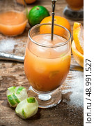 freshly squeezed citrus juice from oranges and tangerines.Selective focus.tinted. glasses fresh orange juice. Стоковое фото, агентство Ingram Publishing / Фотобанк Лори