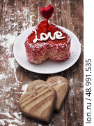 cake in the shape of heart with the inscription love and bunch of berries of viburnum. Стоковое фото, агентство Ingram Publishing / Фотобанк Лори