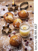 sponge cake and Christmas characters to the new year holiday. Стоковое фото, агентство Ingram Publishing / Фотобанк Лори