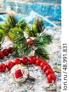 preparing decorations for new year holidays. Стоковое фото, агентство Ingram Publishing / Фотобанк Лори