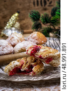 sponge cake and Christmas characters to the new year holiday. Стоковое фото, агентство Ingram Publishing / Фотобанк Лори